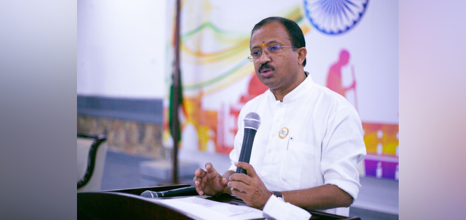 Minister of State for External Affairs, Shri V. Muraleedharan interacts with the Indian Community in Rwanda