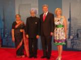 भारत और कनाडा के प्रधान मंत्री, श्रीमती गुरशरण कौर तथा श्रीमती लाउरीन हार्पर टोरंटो में आयोजित जी-20 शिखर सम्मेलन में (26 जून, 2010)
