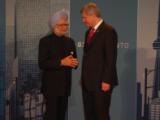 प्रधान मंत्री टोरंटो में आयोजित जी-20 शिखर सम्मेलन के उद्घाटन स्वागत समारोह में कनाडा के प्रधान मंत्री श्री स्टीफन हार्पर के साथ मुलाकात करते हुए (26 जून, 2010)