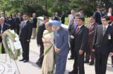 प्रधान मंत्री और श्रीमती गुरशरण कौर कनिष्क दुर्घटना में मृत लोगों को टोरंटो स्थित एयर इंडिया मेमोरियल में श्रृद्धांजलि अर्पित करते हुए (28 जून, 2010)