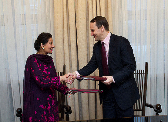 Minister of State for External Affairs Ms. Preneet Kaur with Mr. Radoslaw Sikorski, Foreign Minister of Poland shaking hands before their meeting in Warsaw on 29 January 2013