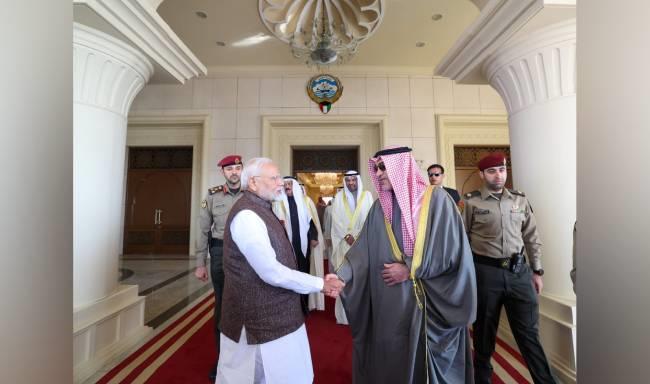 Prime Minister Shri Narendra Modi arrived in Kuwait received by H.E Sheikh Fahad Yousef Saud Al-Sabah, First Deputy Prime Minister, Minister of Defence & Interior of Kuwait