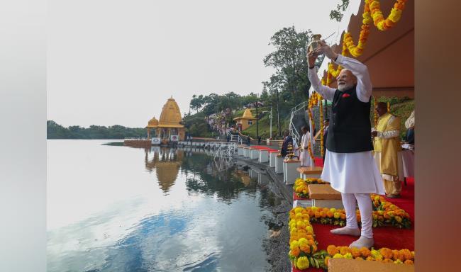 Prime Minister Shri Narendra Modi offered prayers at the revered Ganga Talao in Mauritius