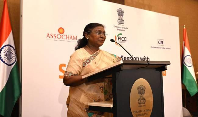 राष्ट्रपति श्रीमती द्रौपदी मुर्मू ने ब्रातिस्लावा में भारतीय व्यापार प्रतिनिधिमंडल के सदस्यों के साथ बातचीत की 