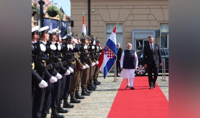 प्रधानमंत्री श्री नरेन्द्र मोदी का क्रोएशिया गणराज्य के प्रधानमंत्री महामहिम श्री आंद्रेज प्लेंकोविक ने ज़ागरेब के प्रतिष्ठित सेंट मार्क स्क्वायर में औपचारिक रूप से स्वागत किया