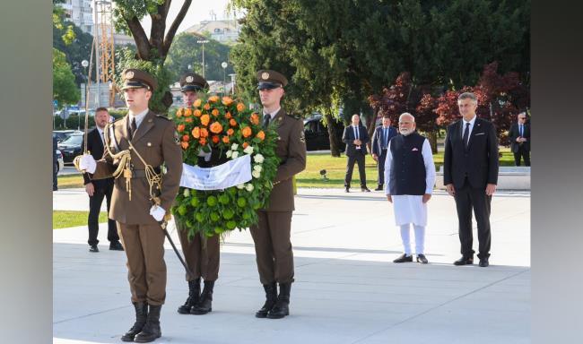 प्रधानमंत्री श्री नरेन्द्र मोदी ने क्रोएशिया गणराज्य के प्रधानमंत्री महामहिम श्री आंद्रेज प्लेंकोविक के साथ ज़ागरेब, क्रोएशिया स्थित होमलैंड स्मारक पर बहादुर सैनिकों के सम्मान में श्रद्धांजलि अर्पित की