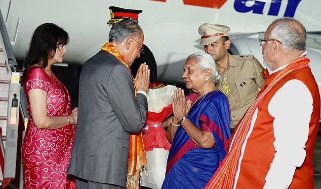 Prime Minister of the Republic of Mauritius, H.E. Dr. Navinchandra Ramgoolam received by Smt. Anandiben Patel, Governor of Uttar Pradesh upon his arrival in Varanasi