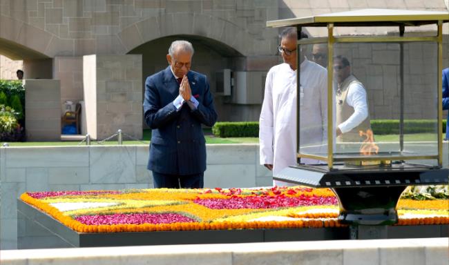 Prime Minister of the Republic of Mauritius, H.E. Dr. Navinchandra Ramgoolam paid tribute to Mahatma Gandhi at Rajghat