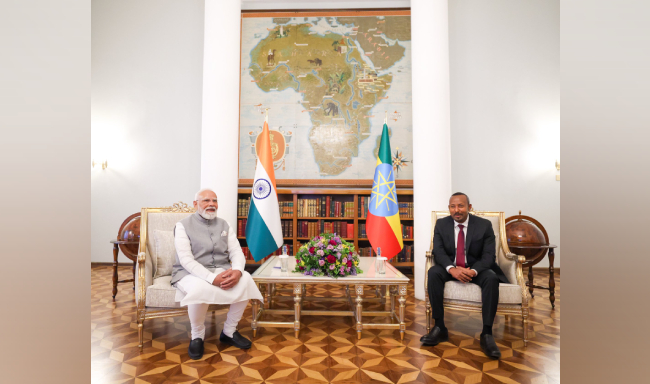 प्रधानमंत्री श्री नरेन्द्र मोदी ने अदीस अबाबा, इथियोपिया स्थित नेशनल पैलेस में इथियोपिया के प्रधानमंत्री डॉ. अबी अहमद अली के साथ चर्चा की