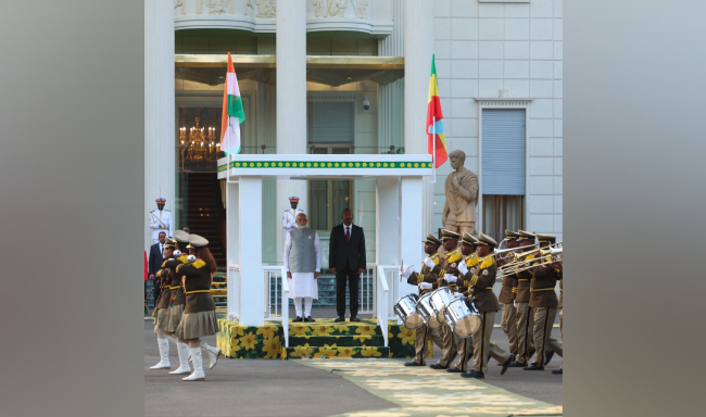 इथियोपिया के प्रधानमंत्री महामहिम डॉ. अबी अहमद अली ने प्रधानमंत्री श्री नरेन्द्र मोदी की अगवानी की और अदीस अबाबा, इथियोपिया में द्विपक्षीय वार्ता से पहले नेशनल पैलेस में रस्मी तौर पर उनका स्वागत किया