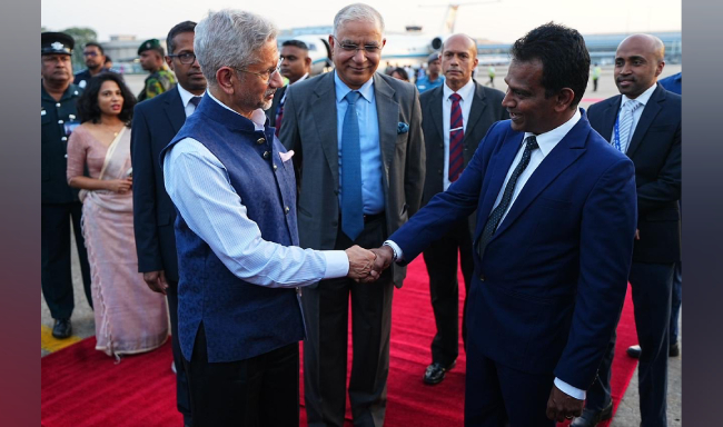 विदेश मंत्री डॉ. एस. जयशंकर के कोलंबो, श्रीलंका के भंडारनायके अंतर्राष्ट्रीय हवाईअड्डे पहुंचने पर पर्यटन उप-मंत्री  श्री रुवान रणसिंघे ने उनका स्वागत किया