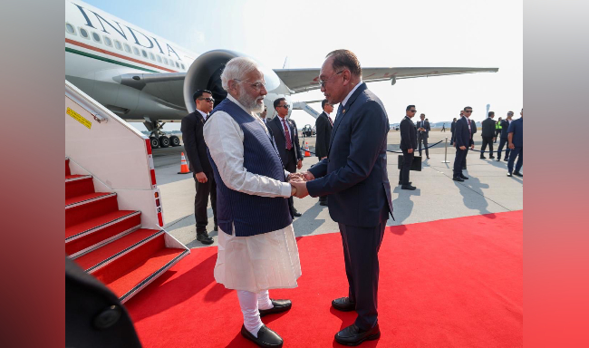 Prime Minister Shri Narendra Modi arrived in Kuala Lumpur received by Prime Minister of Malaysia, H.E. Dato’ Seri Anwar Ibrahim at the airport