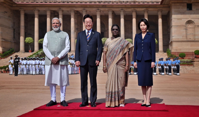 President Smt. Droupadi Murmu and Prime Minister Shri Narendra Modi received H.E. Mr. Lee Jae-myung, President of the Republic of Korea at a ceremonial welcome at the forecourt of Rashtrapati Bhavan