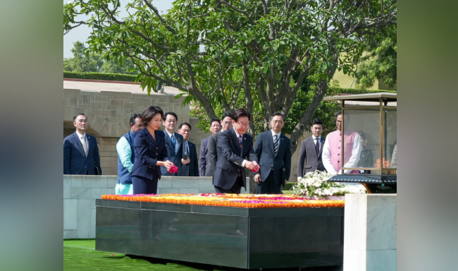 President of the Republic of Korea, H.E. Mr. Lee Jae-myung paid respects to Mahatma Gandhi at Rajghat