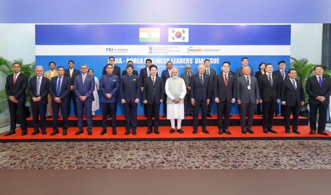 प्रधानमंत्री श्री नरेन्द्र मोदी और दक्षिण कोरिया के राष्ट्रपति महामहिम श्री ली जे म्युंग ने नई दिल्ली में आयोजित भारत-कोरिया व्यापार वार्ता में कारोबार जगत के अग्रणियों से बातचीत की