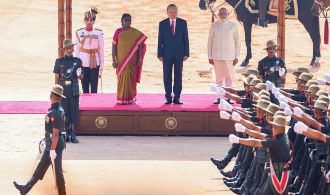 President Smt. Droupadi Murmu and Prime Minister Shri Narendra Modi accorded a ceremonial welcome to General Secretary of the Communist Party of Vietnam, President of Vietnam, H.E. Mr. To Lam at the forecourt of Rashtrapati Bhavan