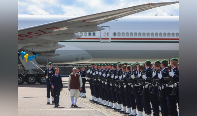 Prime Minister Shri Narendra Modi arrived in Gothenburg received by Prime Minister of Sweden, H.E. Mr. Ulf Kristersson at the airport