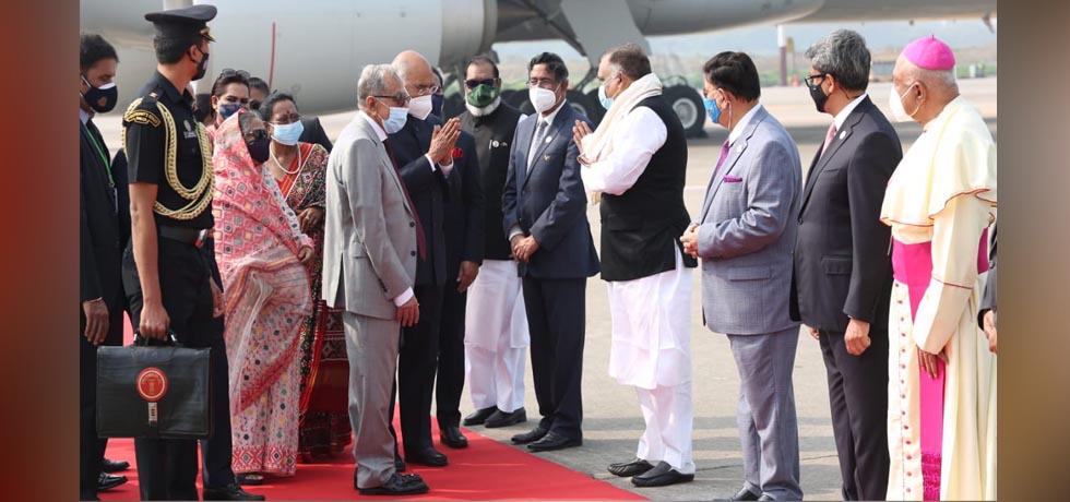 President H. E. Md. Abdul Hamid & First Lady Ms. Rashida Hamid welcomed President Ram Nath Kovind & First Lady Smt. Savita Kovind on their arrival in Dhaka