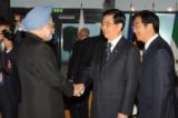प्रधान मंत्री जी केन्‍स में आयोजित जी-20 शिखर सम्‍मेलन में चीन के राष्‍ट्रपति श्री हू जिन्‍ताओ के साथ (03 नवंबर, 2011)