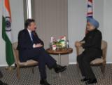 प्रधान मंत्री जी केन्‍स में ब्रिटिश प्रधान मंत्री श्री डेविड कैमरून के साथ बैठक करते हुए (03 नवंबर, 2011)