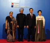 सियोल में जी-20 शिखर सम्‍मेलन के दौरान आयोजित स्‍वागत समारोह में प्रधान मंत्री और श्रीमती गुरशरण कौर कोरिया गणराज्‍य के राष्‍ट्रपति ली म्‍यूंग बॉक और श्रीमती किम यून ओक के साथ (11 नवंबर, 2010)