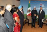 प्रधान मंत्री सियोल में आयोजित जी-20 शिखर सम्‍मेलन के दौरान अतिरिक्‍त समय में मैक्‍सिको के राष्‍ट्रपति श्री फिलिप काल्‍डेरोन के साथ मुलाकात करते हुए (11 नवंबर, 2010)